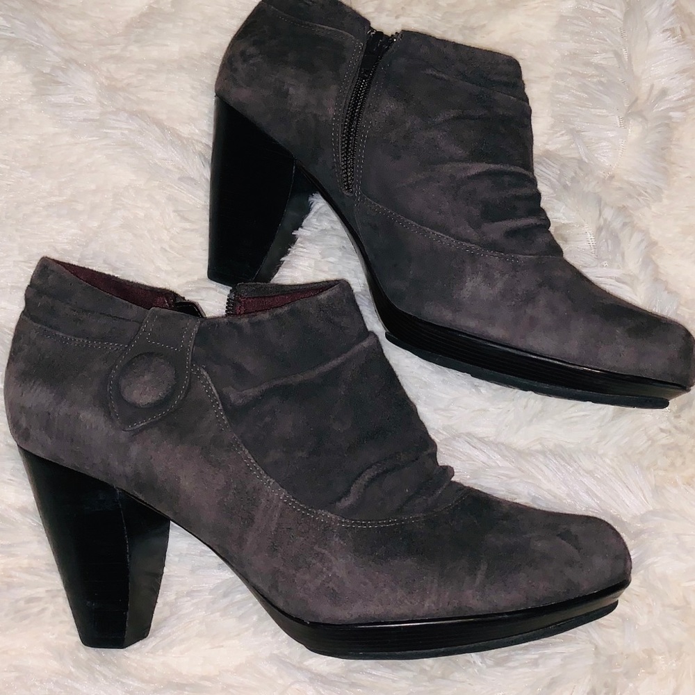 Indigo by Clark’s Sueded Booties Gray 10
